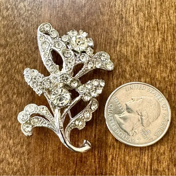VINTAGE - Ornate Rhinestone Brooch with Intricate Floral Design - Picture 9 of 10